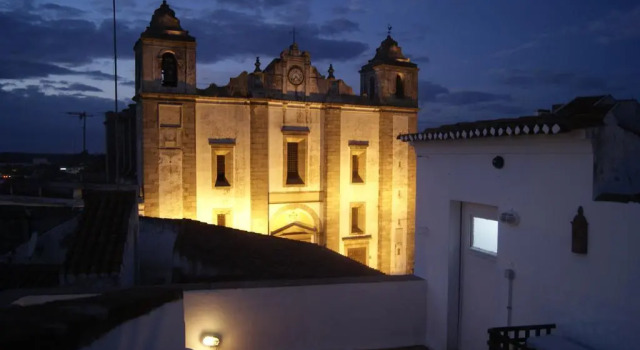 Evora Terrace Guest House, Забронировать Гостевой дом Отели Эвора-Монте с парковкой, рядом с Church of Nossa Senhora da Graca, Парковка