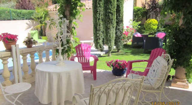Villa ClaireLou, Book Villa Sommerhuse i Pertuis, Hytte