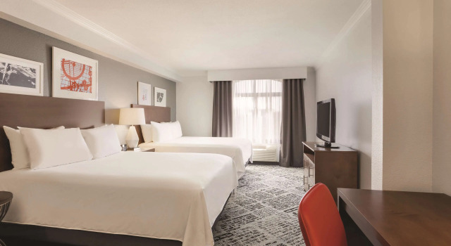 Pace Hotel Addison, Забронировать Отель Отели Эддисон с бассейном, Бассейн