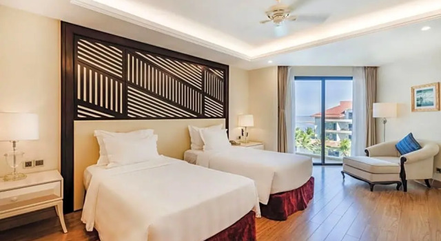 Номер Deluxe с балконом Renaissance Danang Hoi An Resort & Spa