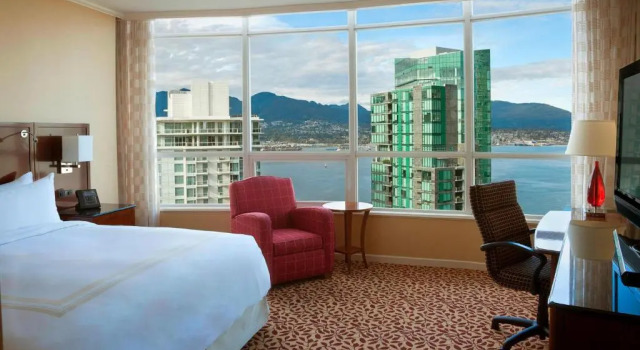 Номер Standard с видом на гавань Vancouver Marriott Pinnacle Downtown Hotel