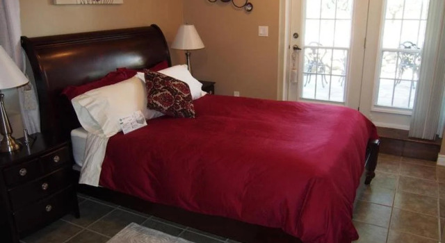 Chalet Bed and Breakfast, Niagara-on-the-Lake, Varaa Mökki Niagara Wine Region Ontario
