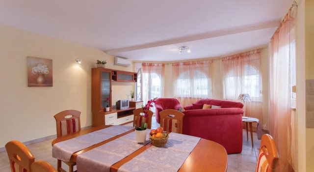 Beautiful Home in Palit With 4 Bedrooms and Wifi, Buchen Sie Hotel Palit Insel Rab