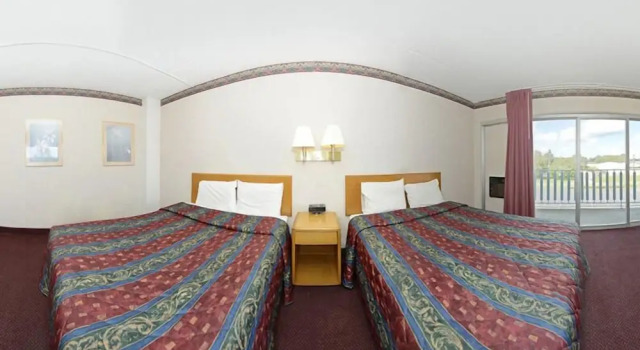 Четырёхместный номер Standard с балконом Howard Johnson by Wyndham Saint Joseph Benton Harbor