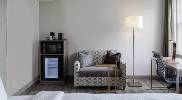 Четырёхместный номер Standard с балконом Courtyard Fort Worth Downtown/Blackstone