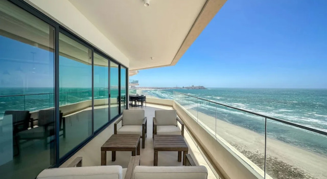 Коттедж 5BR Beachfront Luxury Condo