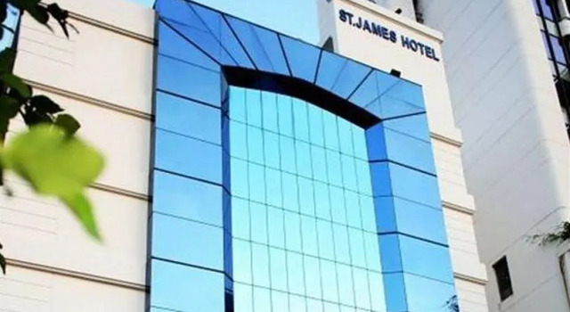 Кровать в общем номере St. James Hotel