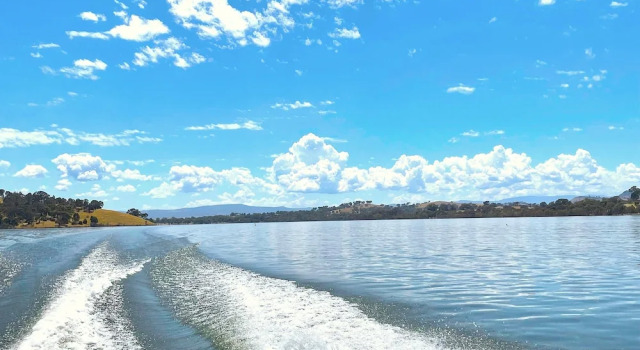 Кровать в общем номере Mansfield Lakeside