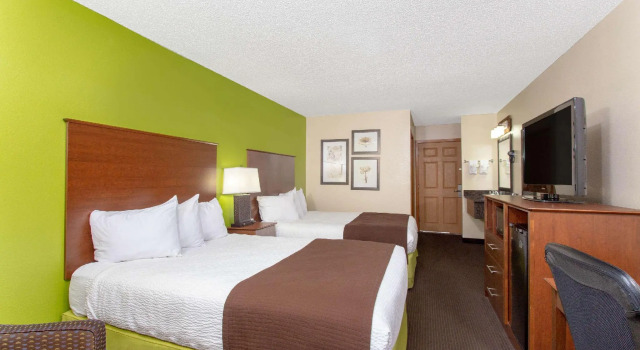 Четырёхместный номер Standard Coratel Inn & Suites by Jasper Black River Falls, WI