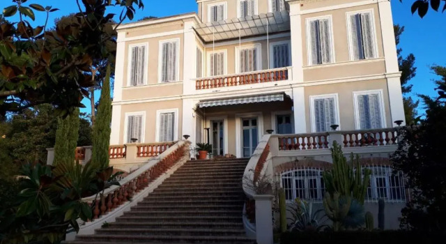 Large 19th Century Villa With Swimming Pool, Забронировать Вилла Отели Ла-Сен-сюр-Мер с бассейном, Бассейн