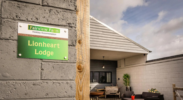 LIONHEART LARGE LUXURY LODGE - Sleeps 12, Dog Friendly, Hot Tub Available, Near Sherwood Forest at Fairview Farm Nottingham, Accessible, Great for Family Gatherings, Groups, Hen Parties, Corporate Events and Retreats, Забронировать Фермерский дом Фермерские дома Англии, Фермерский дом