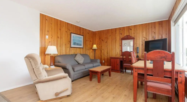 Люкс The Cedarwood Inn & Suites