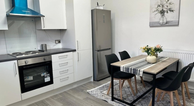 Коттедж Modern 3‑Bedroom Home in Bury   Premium Mattresses • Blackout Blinds • Ensuite M