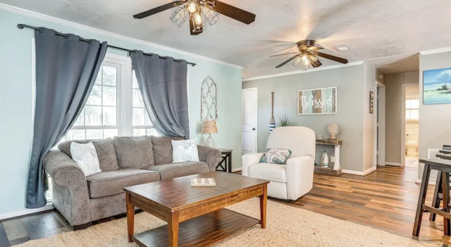 Galveston Group Getaway w/ Private Yard + Fire Pit, Забронировать Дом для отпуска Виллы Галвестон, рядом с Научная лаборатория Галвестона NOAA Fisheries, Вилла