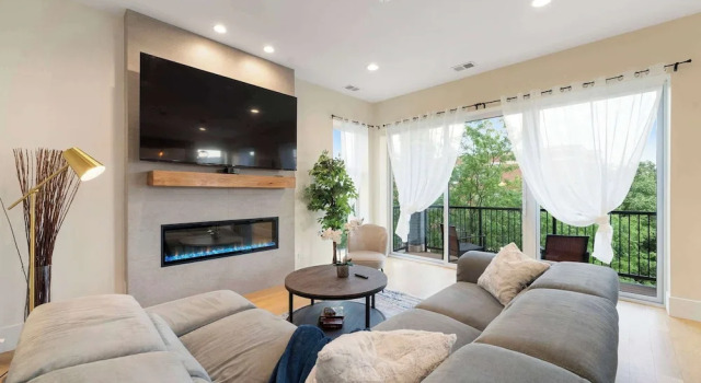 New 3bed 2bath Condo With Parking by United Center, Забронировать Апартаменты/квартира Чикаго Большой Чикаго, рядом с John H Stroger Jr Hospital