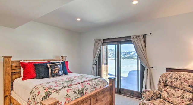 Spacious Big Sky Home with Hot Tub and Grill, Buchen Sie Ferienhaus Hotels in Montana mit Pool, Schwimmbad