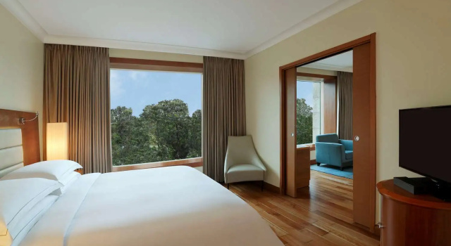 Люкс Hilton Bangalore Embassy GolfLinks