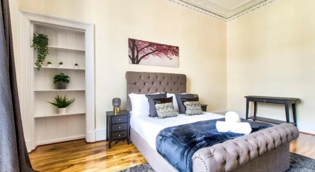 Stunning 5 bedroom apt, close to city centre, SEC, Hydro and motorway, Забронировать Отель Отели Glasgow & The Clyde Valley с парковкой, Парковка