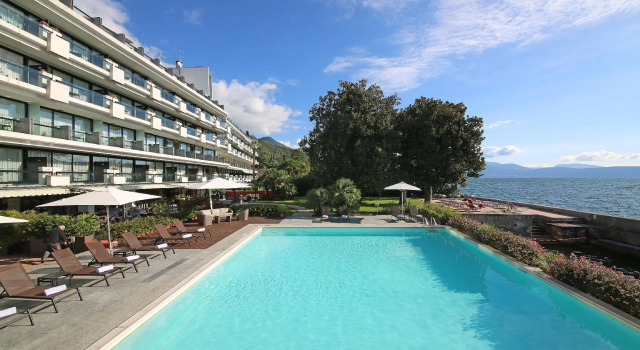 Кровать в общем номере с видом на озеро Hotel Salò du Parc