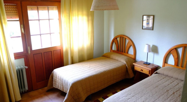 Casa Rural El Caz, Book Hotel Hotels in Trillo with Parking, Parking