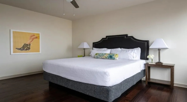 16th FL Bold CozySuites w/pool, gym, roof #6, Забронировать Отель Отели Далласа 3 звезды, рядом с Концертный зал South Side, 3*
