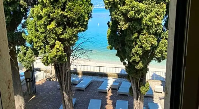 Двухместный номер Standard с балконом и с видом на озеро Hotel Baia dei Pini