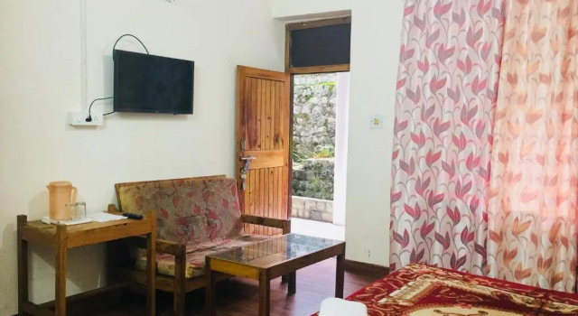 Люкс Tourist Hotel 10 minutes walking distance from the mall