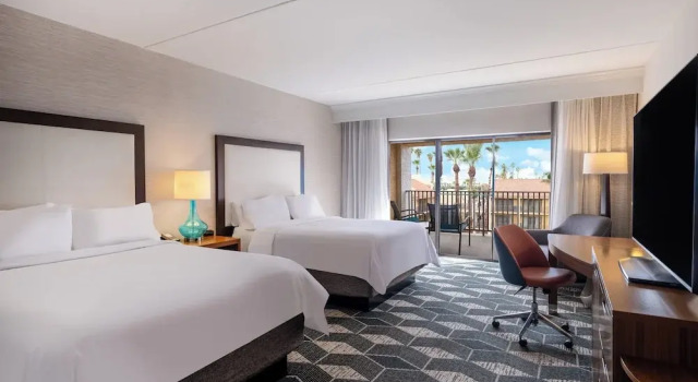Четырёхместный номер Standard с балконом и с видом на внутренний двор Crowne Plaza Phoenix - Chandler Golf Resort by IHG