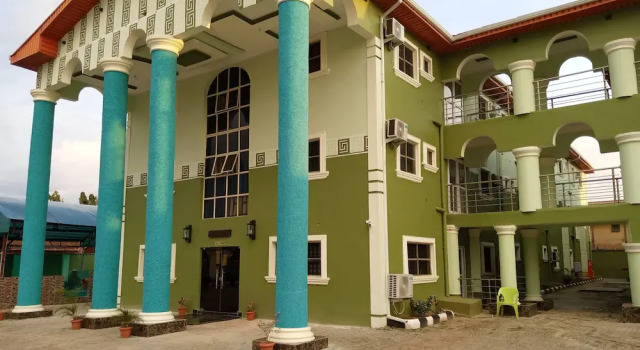 De-Bliss Gold Hotel & Suites