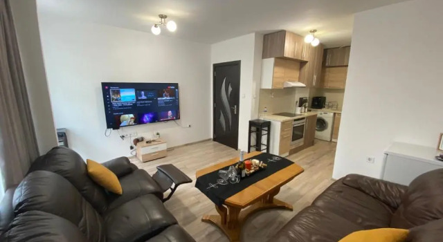 Апартаменты Modern 1BR Apart with Cinema Couch 65 inch TV & Free Street parking