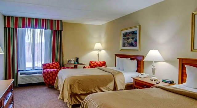 Четырёхместный люкс Quality Hotel and Conference Center Bluefield