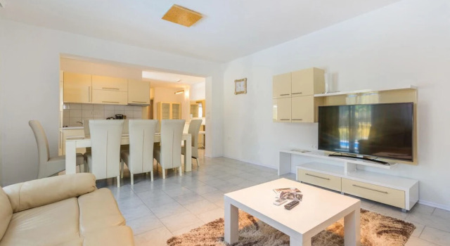 Beautiful Home in Perci With Wifi and 4 Bedrooms
