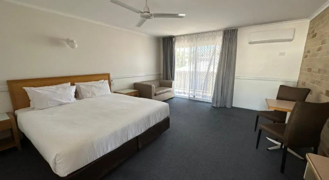 Номер Superior Ambassador Motor Lodge
