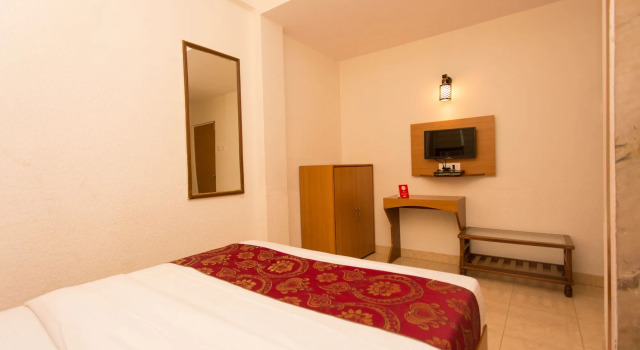 OYO 8755 Hotel Red Palms, Забронировать Отель Отели штата Махараштры с бассейном, Бассейн