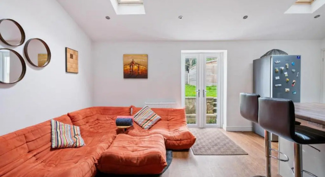 Коттедж NEW Bright & Stylish 4BD Home City Centre of Leeds