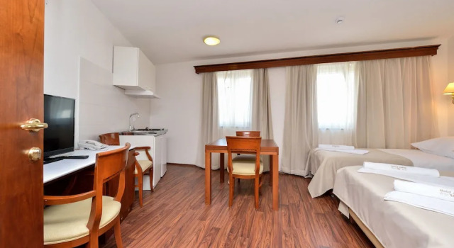Трёхместный номер Standard с балконом Hotel ZaDaR