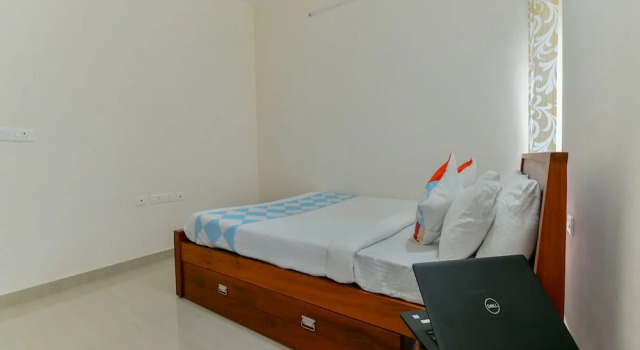 OYO 18602 Home Spacious Stay Near Lulu Mall