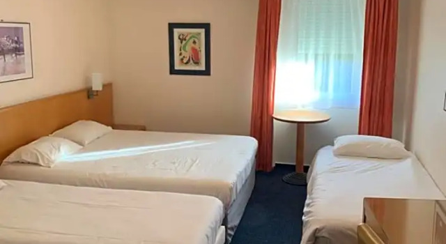 Четырёхместный номер Standard greet Hôtel Montbéliard