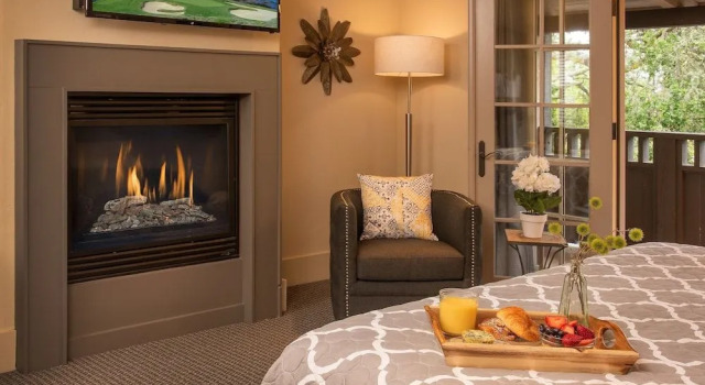 Carmel Country Inn, Book Hotel Hoteller i Carmel Highlands med morgenmad, Morgenmad