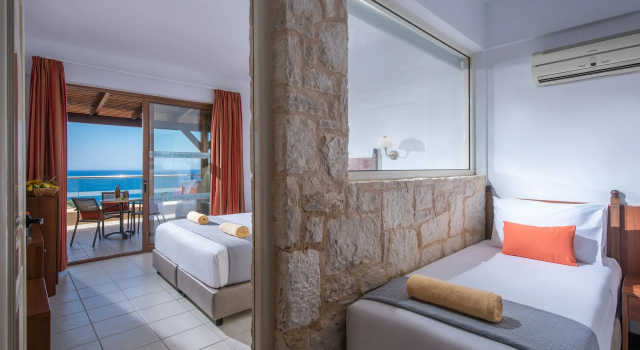 Номер семейный с 2 комнатами с видом на море Blue Bay Resort Hotel
