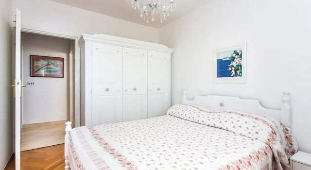 Leo Apartment