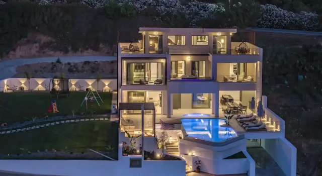 Вилла Luxurious Villa Selestine - With Private Pool