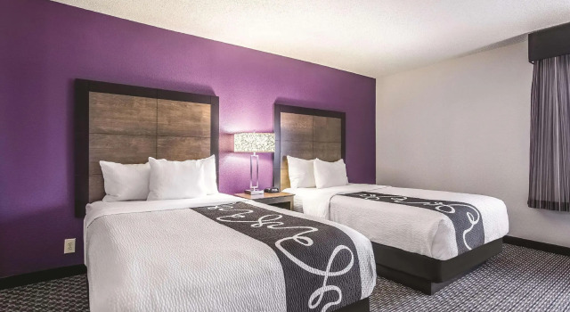 Четырёхместный номер Standard La Quinta by Wyndham Hartford Bradley Airport