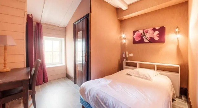Одноместный номер Standard Logis Domaine du Prieuré
