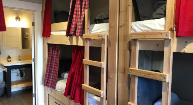 Кровать в общем номере Eastside Guesthouse and Bivy