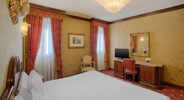 Отель NH Venezia Santa Lucia