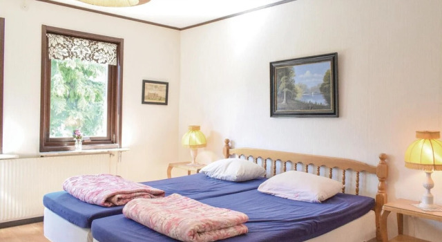 Nice Home in Borrby With 4 Bedrooms, Rezerwuj Hotel Hotele w Lagos z parkingiem, Parking