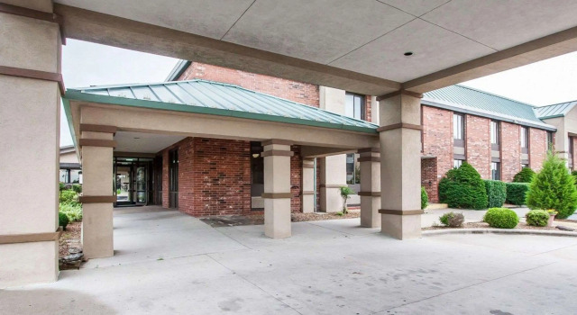 Quality Inn and Suites, Забронировать Отель Спрингфилд Озакр, рядом с The Air and Military Museum of the Ozarks