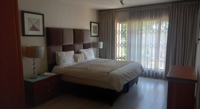 Mount Royal 02 Large 3 bedroom Ground floor apartment with Garden