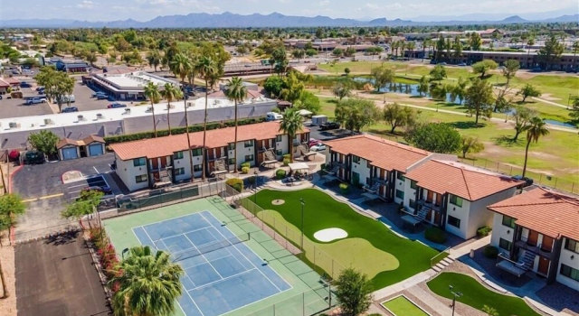 Апартаменты Scottsdale's premium short term getaway, Fully furnished 1 bedroom homes, FREE Golf, cable, utilities, Wi-Fi, parking, pool, and bike trails- Unit 112 by RedAwning